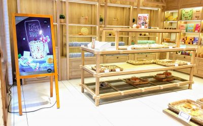 [ผลงาน] ร้านขนม ศรีฟ้า เบเกอรี่ เลือกใช้ dSiGNAGE STAND เปลี่ยนสู่ยุคเทคโนโลยี แต่ยังคงรักษาเอกลักษณ์เดิม
