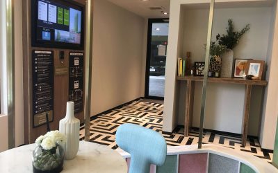METRIS ลาดพร้าว คอนโด High Rise ติดถนนลาดพร้าว ใช้จอ Digital Signage แสดงคิวรับรถ พร้อมประกาศข่าวสาร