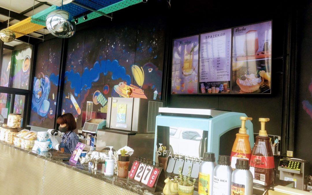 SPAZEKOF ร้านกาแฟสุดไฮเทคเลือกใช้ Digital Menu Board พร้อมพาคุณเข้าสู่เทคโนโลยีอวกาศ