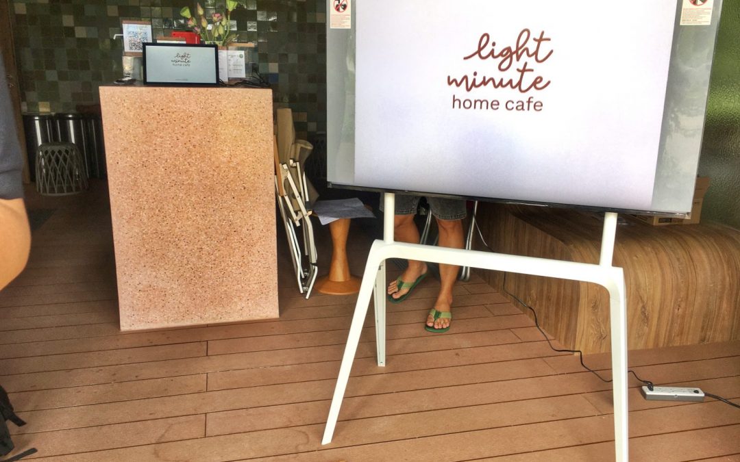 [ผลงาน] Light minute home cafe เลือกใช้จอ Digital Signage ความสว่างสูง สู้สภาพแสงบริเวณร้านได้ดี