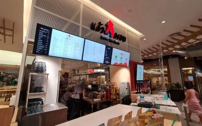 แก้วไก่กรอบ เลือกใช้ Digital Menu Board สำหรับแสดงเมนู พร้อมจอ Digital Signage แบบแนวตั้งสำหรับโปรโมชั่น