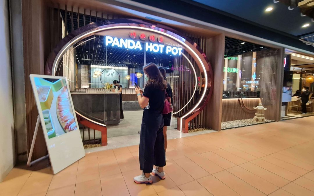Panda Hot Pot เปิดร้านใหม่สาขา Central World เลือกใช้ป้ายโฆษณาดิจิทัลแบบ Stand A จาก dSiGNAGE